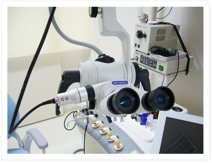 手術用顕微鏡による観察と所見の供覧